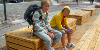 Øydna bryggeplank i eik, Haugesund strandpromenade, barn som sitter på hvilekasser